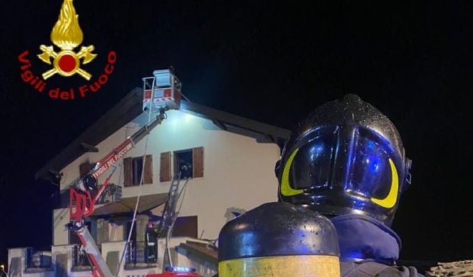 A fuoco mansarda e tetto di un’abitazione, incendio domato in quattro ore
