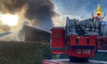 Le foto della casa in legno invasa dalle fiamme: ingenti danni