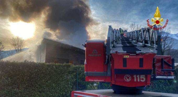Le foto della casa in legno invasa dalle fiamme: ingenti danni