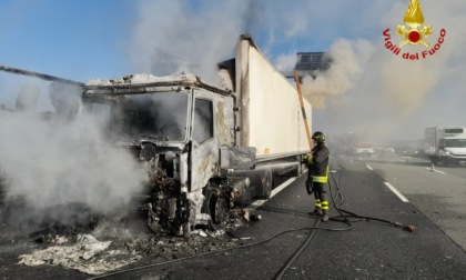 Mezzo pesante a fuoco sulla Torino-Milano: autostrada chiusa