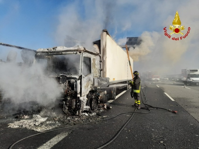 Mezzo pesante a fuoco sulla Torino-Milano: autostrada chiusa