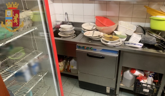 Nel bar sporcizia ed escrementi di topi: scatta la chiusura