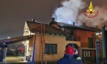 Torrazza Piemonte, tetto a fuoco nella notte: intera palazzina evacuata