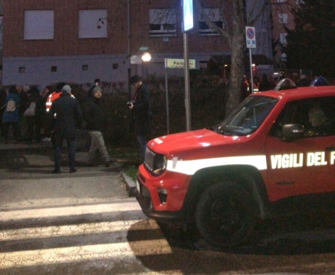 Incendio in una cantina di un palazzo a Collegno: 20 persone intossicate