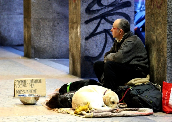 Senza fissa dimora maltratta il proprio cane: i passanti chiamano i Vigili