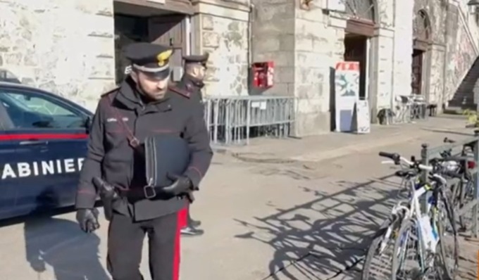 Colpito da una bicicletta lanciata dalla terrazza sopra i Murazzi: 24enne grave al Cto