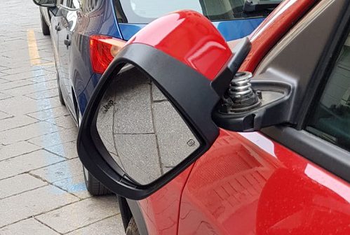 Rotti da un gruppo di minorenni alcuni specchietti delle auto: denunciati due 17enni di Vinovo