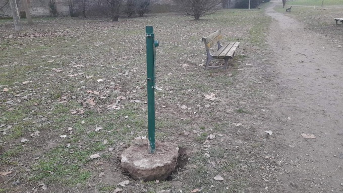 Vandalizzati i cestini della spazzatura nel parco di via Trento a Nichelino