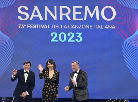 Sanremo, buoni i dati di ascolto: 11,1 milioni e il 66.5% per la serata duetti
