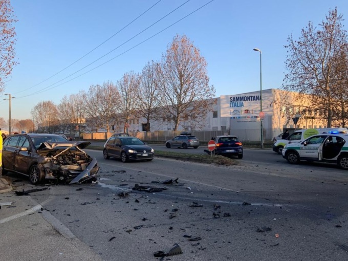 Scontro tra due auto in via Postiglione a Moncalieri: due feriti