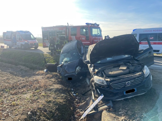 Scontro tra tre auto in via Poirino a Carmagnola: 5 feriti