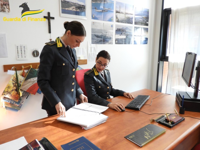 Maxi sequestro di oltre 8mila bottiglie di vodka contraffatte