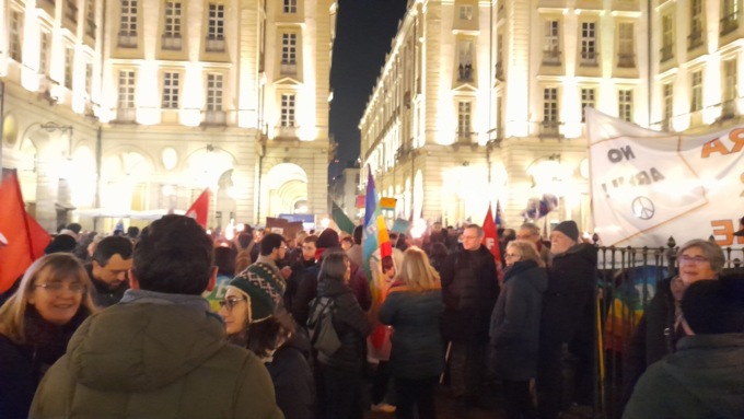 Fiaccolata nel centro città per chiedere pace