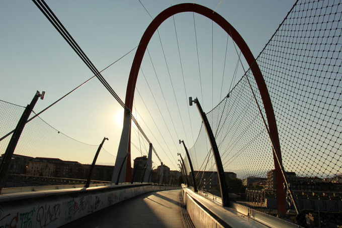 Si getta nel vuoto dalla passerella olimpica di Torino Lingotto, morta una donna