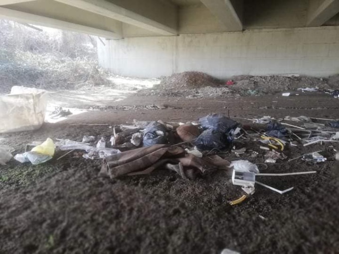 Schiuma e rifiuti lungo il torrente Chisola a Moncalieri