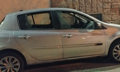 Valdali in azione a Vinovo: rotti i vetri posteriori e laterali delle auto