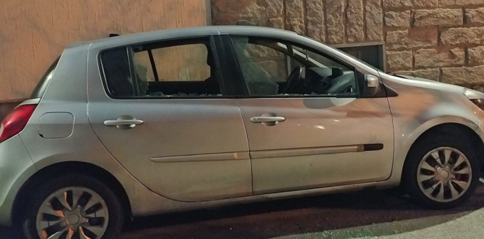 Valdali in azione a Vinovo: rotti i vetri posteriori e laterali delle auto