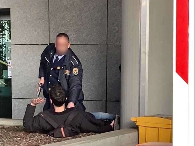 Momenti di tensione alla sede RAI: attivista di Extincion Rebellion minacciato con una pistola