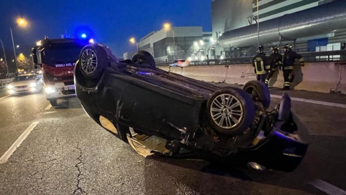 Auto percorre la tangenziale e si ribalta in prossimità dello svincolo di corso Regina Margherita