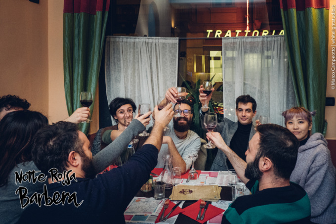 “Notte rossa Barbera”: l’evento che celebra l’essenza della piola rivisitando in chiave pop la merenda sinoira