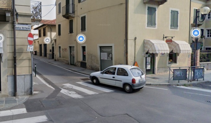 Travolta da un bus mentre attraversa la strada con le buste della spesa: muore in ospedale