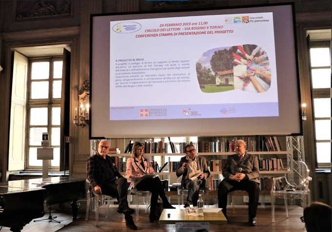 Presentato il progetto di pet therapy “Meglio giocare nel parco”