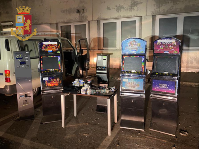 Dopo la spaccata in tabaccheria, la fuga rocambolesca: arrestati tre giovani