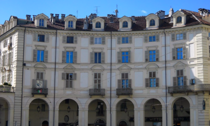 Piazza Vittorio Veneto: due operai precipitano nel cortile di un'abitazione