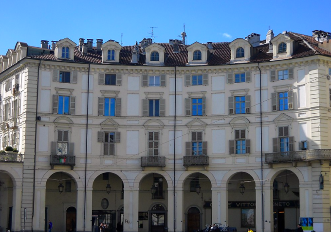 Piazza Vittorio Veneto: due operai precipitano nel cortile di un’abitazione