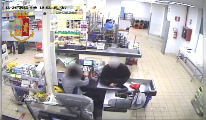 Minaccia la cassiera del supermercato con un coltello e si fa consegnare l’incasso