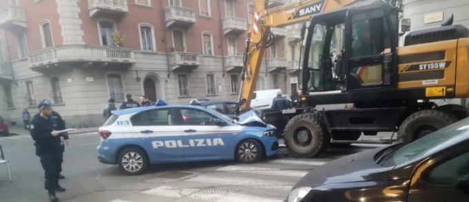 Poliziotti inseguono una vettura, schivano un mezzo fermo e si schiantano contro un escavatore