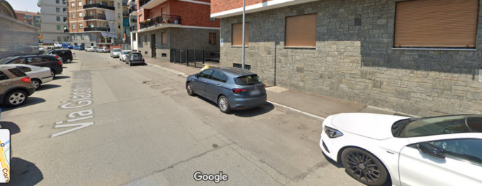 Uomo tenta a Moncalieri di rubare lo stemma ad una Fiat 500 ma viene beccato dalla proprietaria