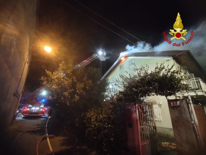 Incendio ad Almese, a fuoco il tetto di una casa: ingenti danni