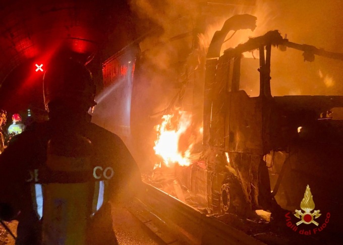 Tir carico di bottiglie prende fuoco in galleria: chiusa al traffico la Torino-Bardonecchia