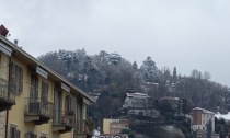 Torino si sveglia sotto una debole nevicata, prime schiarite da mercoledì pomeriggio