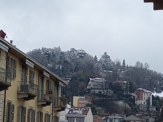 Torino si sveglia sotto una debole nevicata, prime schiarite da mercoledì pomeriggio