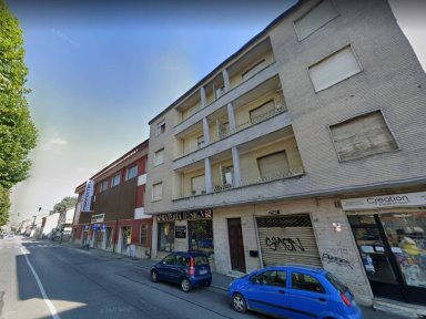Ladro apre la porta dell’auto di una donna di Nichelino ferma al semaforo e tenta di rubarle la borsa ma poi scappa