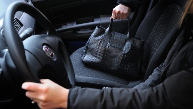 Moncalieri: forzano la portiera dell’auto e rubano una borsa con i documenti