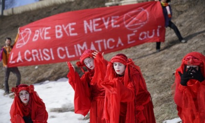 "Bye bye neve, la crisi climatica è già qui": attiviste di Extinction Rebellion sulle piste di Claviere