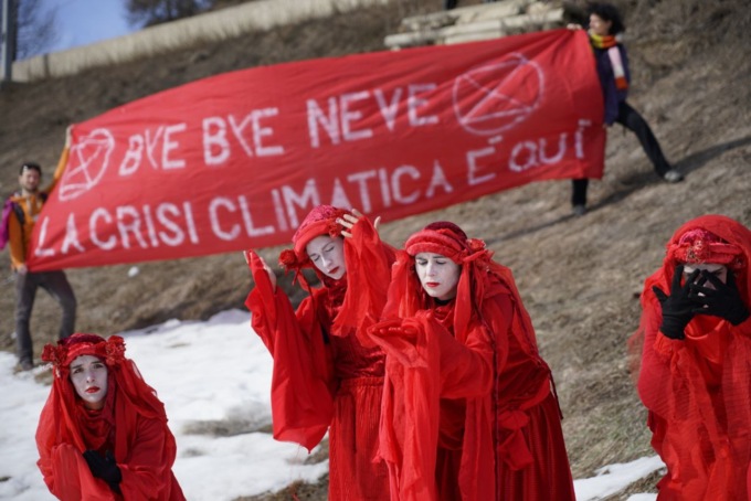 “Bye bye neve, la crisi climatica è già qui”: attiviste di Extinction Rebellion sulle piste di Claviere