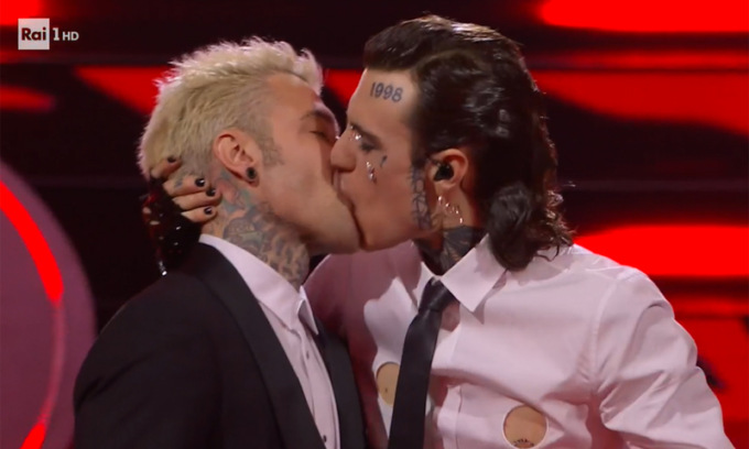 Festival di Sanremo, Rosa Chemical bacia sul palco Fedez di fronte a milioni di telespettatori sintonizzati su Rai 1