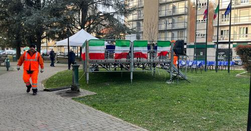 Vandali strappano e bruciano le bandiere degli alpini