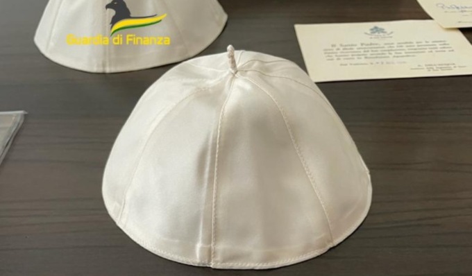 L’anello e la papalina di Papa Francesco sono dei falsi: venditore online denunciato
