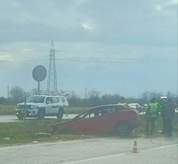 Percorre la Sp6 a Orbassano ed esce fuori strada