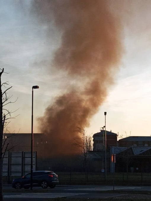 Incendio nell’ex capannone Mecaplast di Beinasco