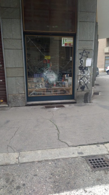 Sfondata la vetrina della libreria Belgravia, i proprietari: “Le librerie dovrebbero essere presidi di vita”