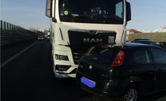 Scontro tra un tir e un’auto in tangenziale a Collegno
