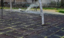 Bruciato il tappeto sotto i giochi per bambini dei giardinetti di Via Moncrivello