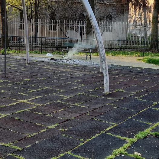 Bruciato il tappeto sotto i giochi per bambini dei giardinetti di Via Moncrivello