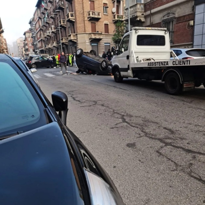 Scontro tra due auto tra via Leinì e via Palestrina